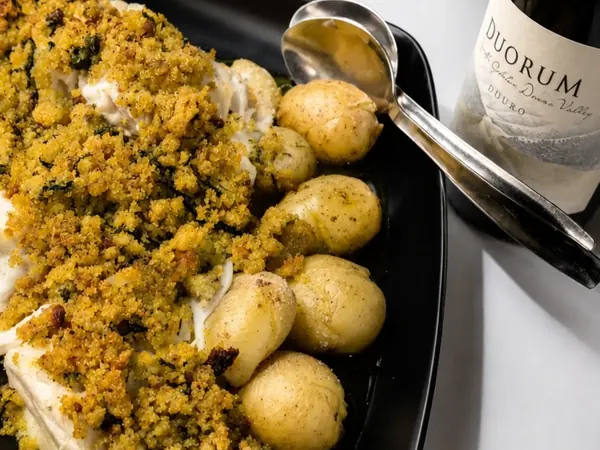 Bacalhau com crosta de broa e batatinhas