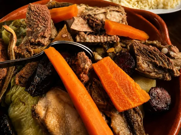 Cozido à portuguesa com carnes, enchidos, couve e cenoura