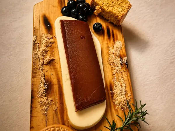 Romeu e Julieta: queijo e marmelada numa tábua de madeira